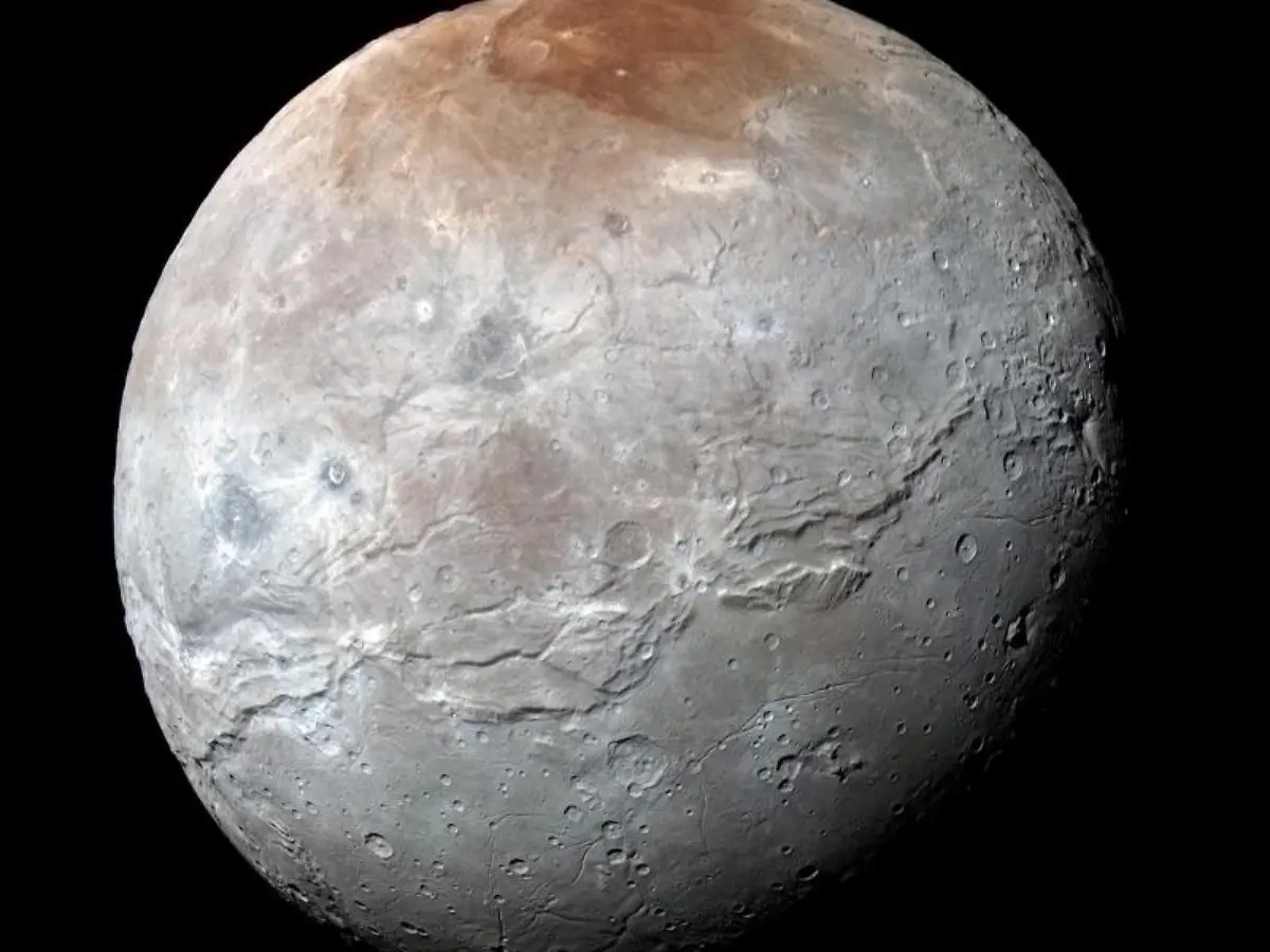 Die-von-der-Nasa-veroeffentlichte-Farbaufnahme-zeigt-den-Plutomond-Charon-aufgenommen-von-der-Raumsonde-New-Horizons-beim-Anflug