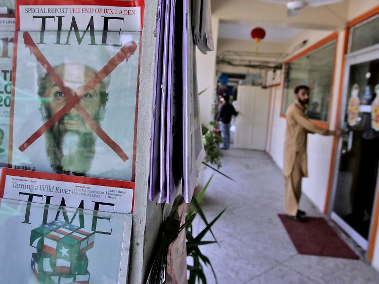 Eine Ausgabe der Zeitschrift "Time" Mitte Mai vor einer Buchhandlung in Islamabad.