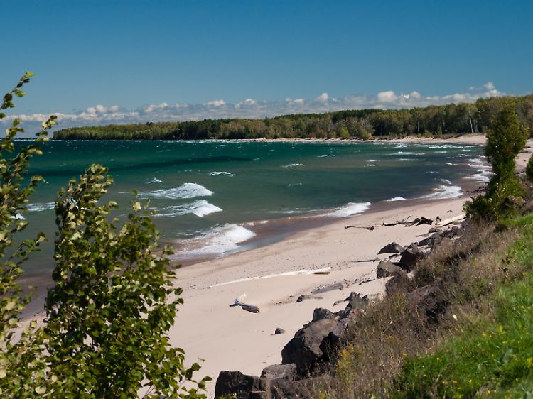 Schöne Strände, aber kein guter Ort zum Baden: Der Lake Superior bietet - wie hier bei Silver City in Michigan - oft heftigen Wellengang. Und das Wasser ist sehr kalt.