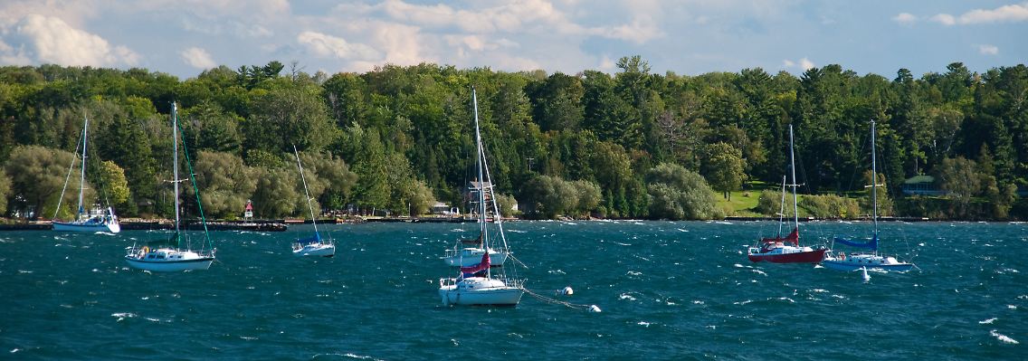 Der Seegang lässt die Jachten tanzen - mit heftigen Wellen wie hier bei Madeline Island müssen Urlauber am Lake Superior immer rechnen.