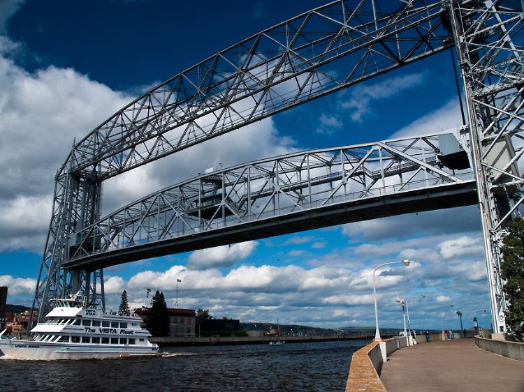 Hauptattraktion in Duluth: Die Aerial Lift Bridge hebt und senkt die Fahrbahn jeweils innerhalb von drei Minuten.