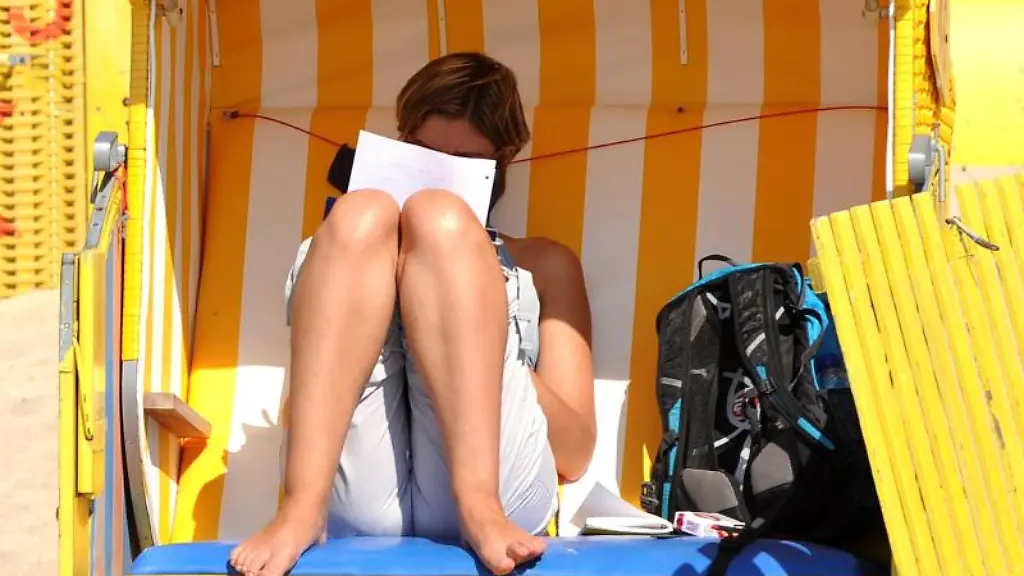 Im-Strandkorb-pauken-Koennen-Mitarbeiter-sich-dort-konzentrieren-ist-das-im-Bildungsurlaub-durchaus-moeglich-In-vielen-Bundeslaendern-haben-Beschaeftigte-einen-Anspruch-darauf-sich-fuer-eine-Weiterbildung-bezahlt-freizunehmen