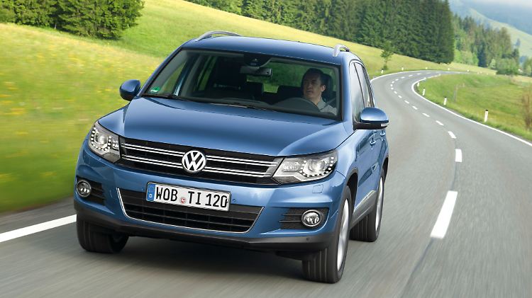 Die im VW Tiguan installierte Kamera erkennt Straßenschilder ...