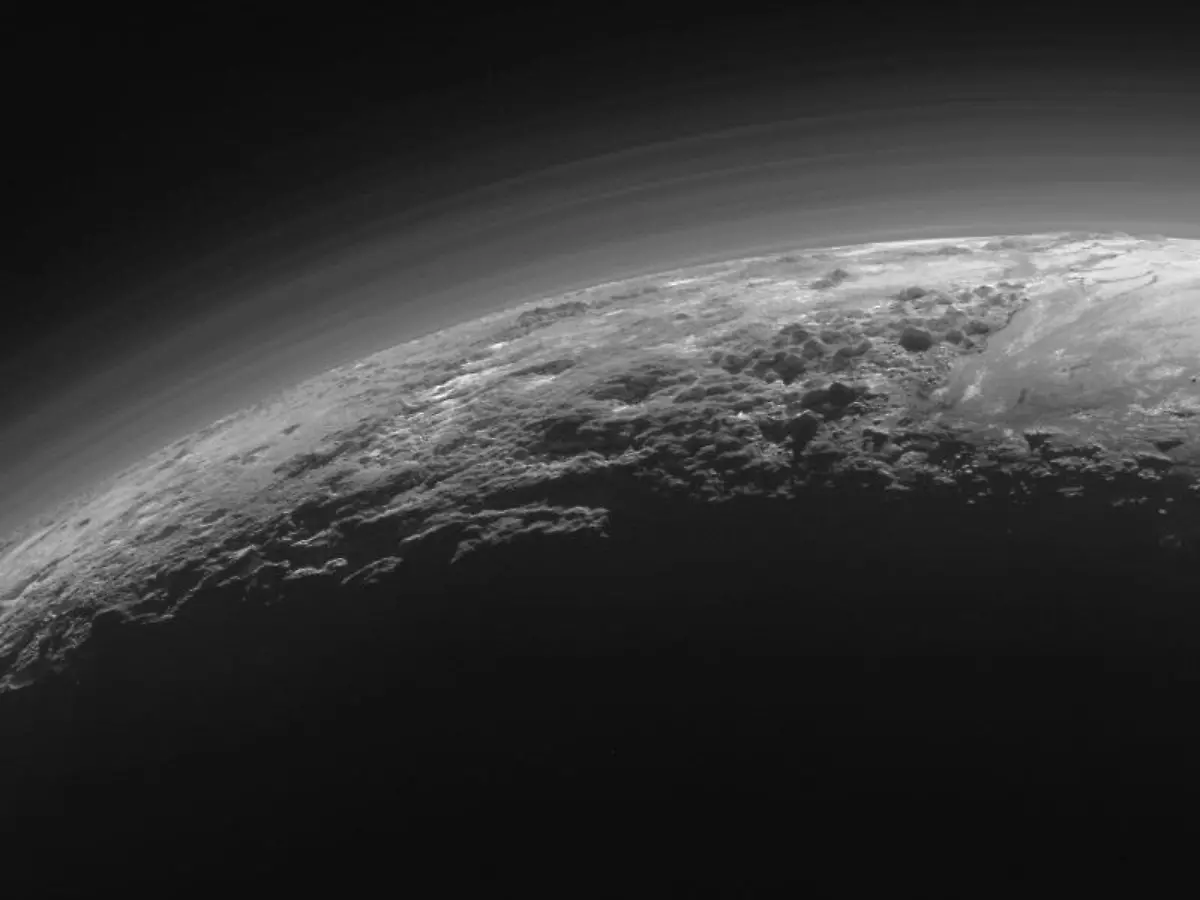 Das-Wetter-auf-dem-Pluto-aendert-sich-taeglich-wie-auf-der-Erde-Auch-andere-Aehnlichkeiten-zeigt-ein-neues-Bild-vom-Zwergplaneten-Es-enthuellt-die-duenne-Stickstoffatmosphaere-des-Eiszwergs
