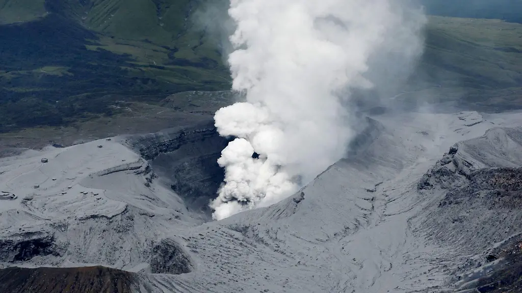 2015-09-14T040108Z-1769752127-GF10000205079-RTRMADP-3-JAPAN-VOLCANO-JPG1443321571924667204