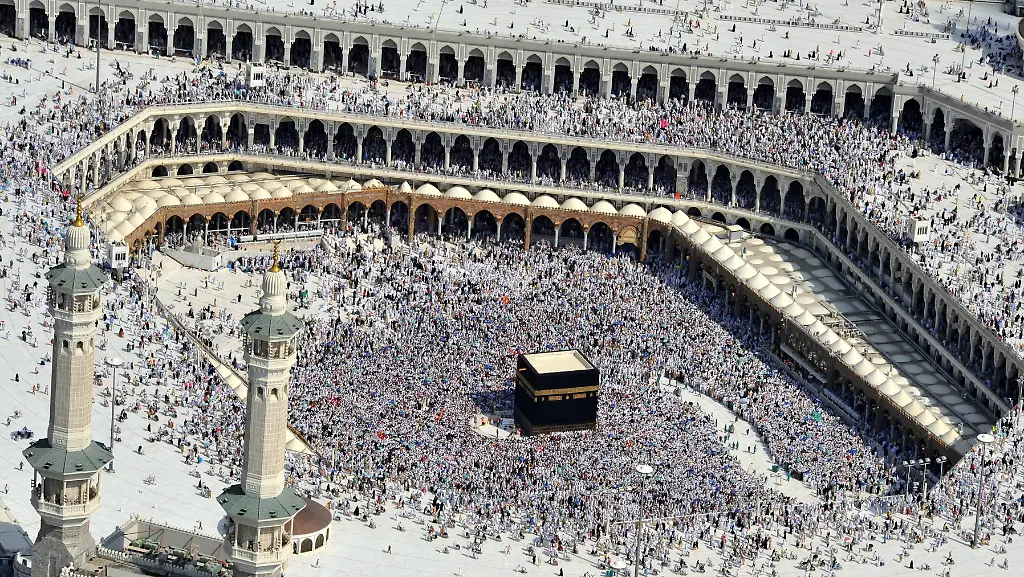 In-Bild-von-der-Grossen-Moschee-vor-dem-Unglueck-glaeubige-Muslime-umrunden-die-Moschee-und-die-Kaaba