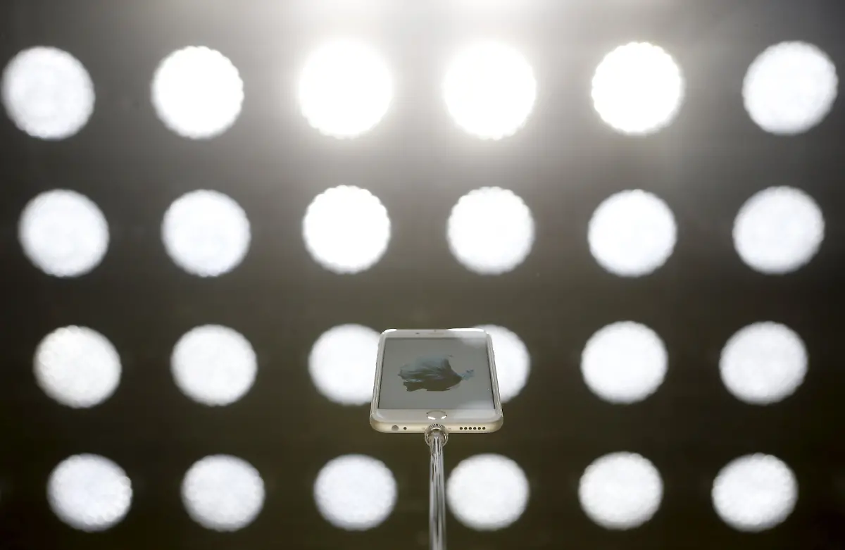 2015-09-09T225246Z-1389331542-GF10000199712-RTRMADP-3-APPLE-PRODUCTS-JPG7297022075188052561