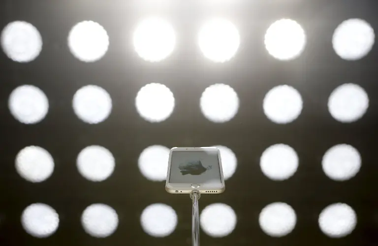 2015-09-09T225246Z-1389331542-GF10000199712-RTRMADP-3-APPLE-PRODUCTS-JPG7297022075188052561