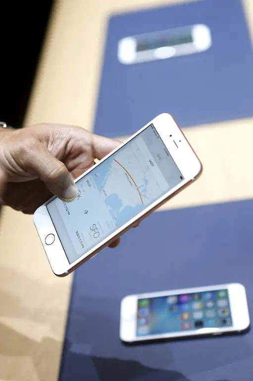 2015-09-09T225336Z-1501972375-GF10000199675-RTRMADP-3-APPLE-PRODUCTS-JPG2045605773811351405