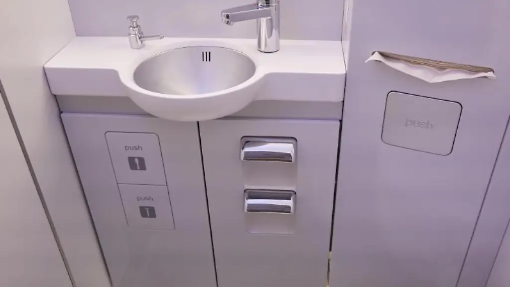 Flugzeug-Toiletten-sind-haeufig-sauberer-als-der-Klapptisch-am-Sitz