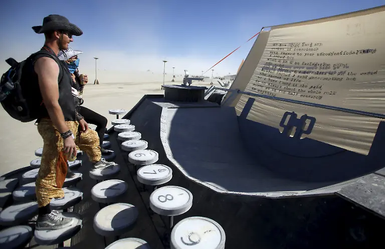 2015-09-04T201022Z-1796615251-GF10000193529-RTRMADP-3-USA-BURNINGMAN-NEVADA-JPG5536894218133118825