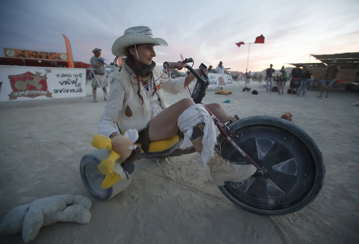2015-09-04T072257Z-1627892974-GF20000023110-RTRMADP-3-USA-BURNINGMAN-NEVADA-JPG2738322140347993