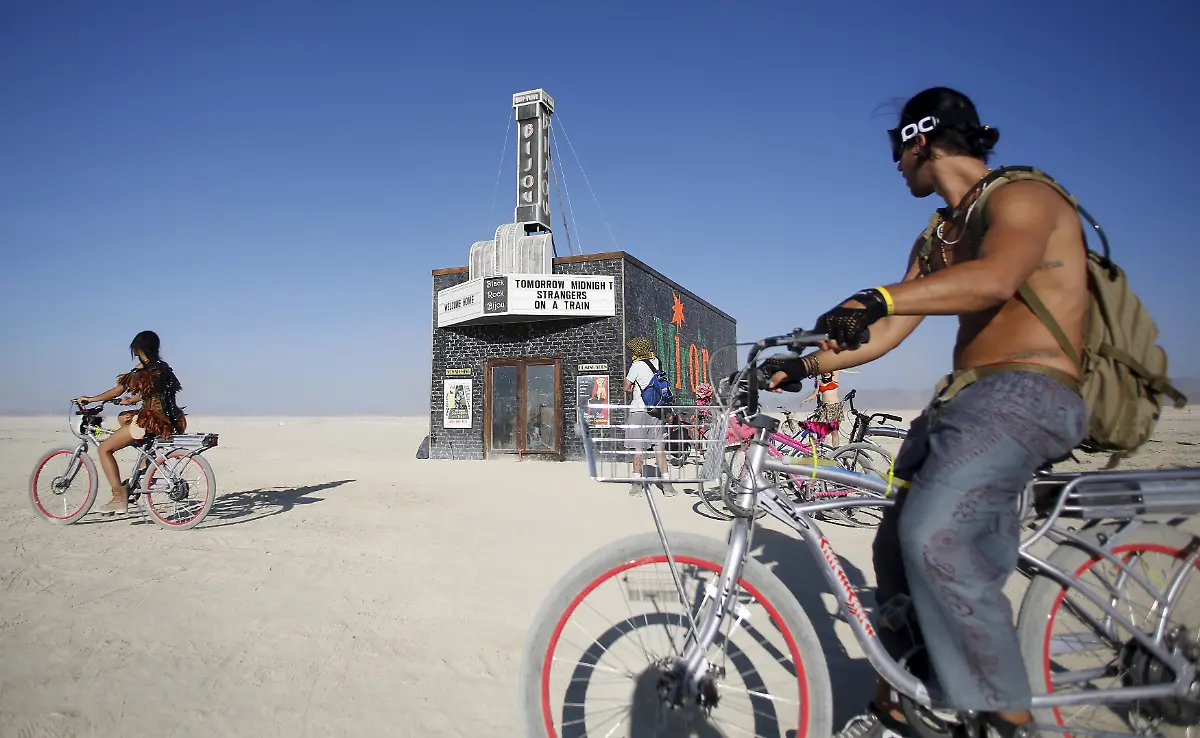 2015-09-01T042552Z-1332938467-GF10000188607-RTRMADP-3-USA-BURNINGMAN-NEVADA-JPG2367186877440951138