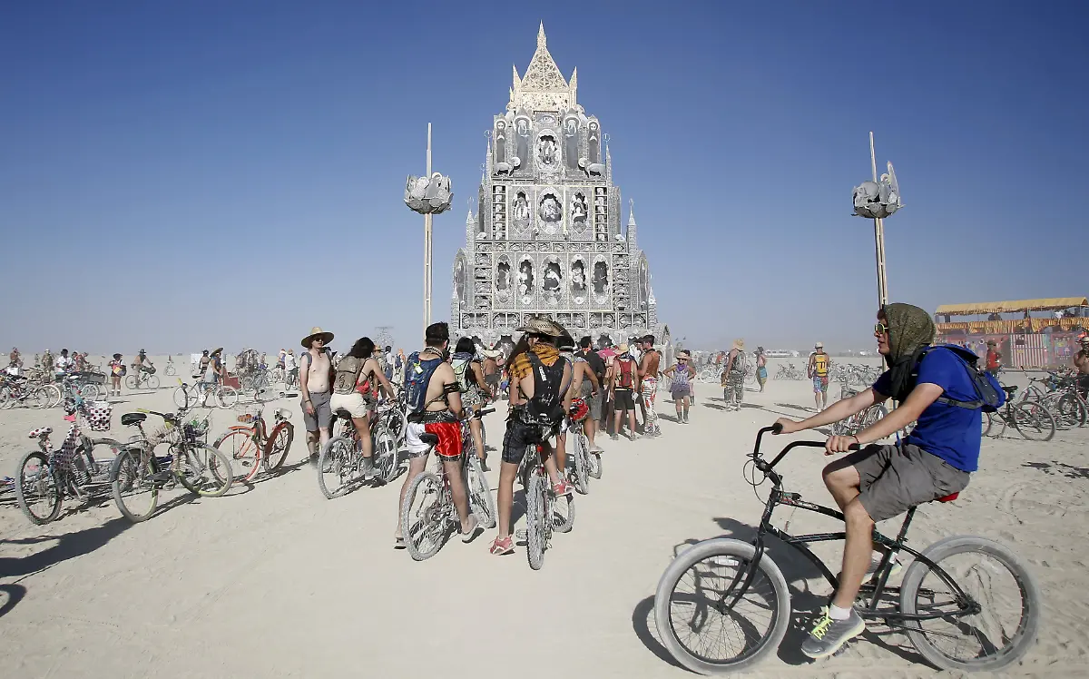 2015-09-01T040545Z-1512866469-GF10000188592-RTRMADP-3-USA-BURNINGMAN-NEVADA-JPG3739560341531476605