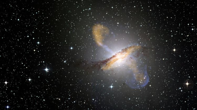 Die Aufnahme zeigt die 13 Millionen Lichtjahre entfernte Nachbargalaxie Centaurus A. Zwei große Materiestrahlen schießen aus dem gigantischen Schwarzen Loch im Zentrum mit extremer Geschwindigkeit nach oben und unten ins All.
