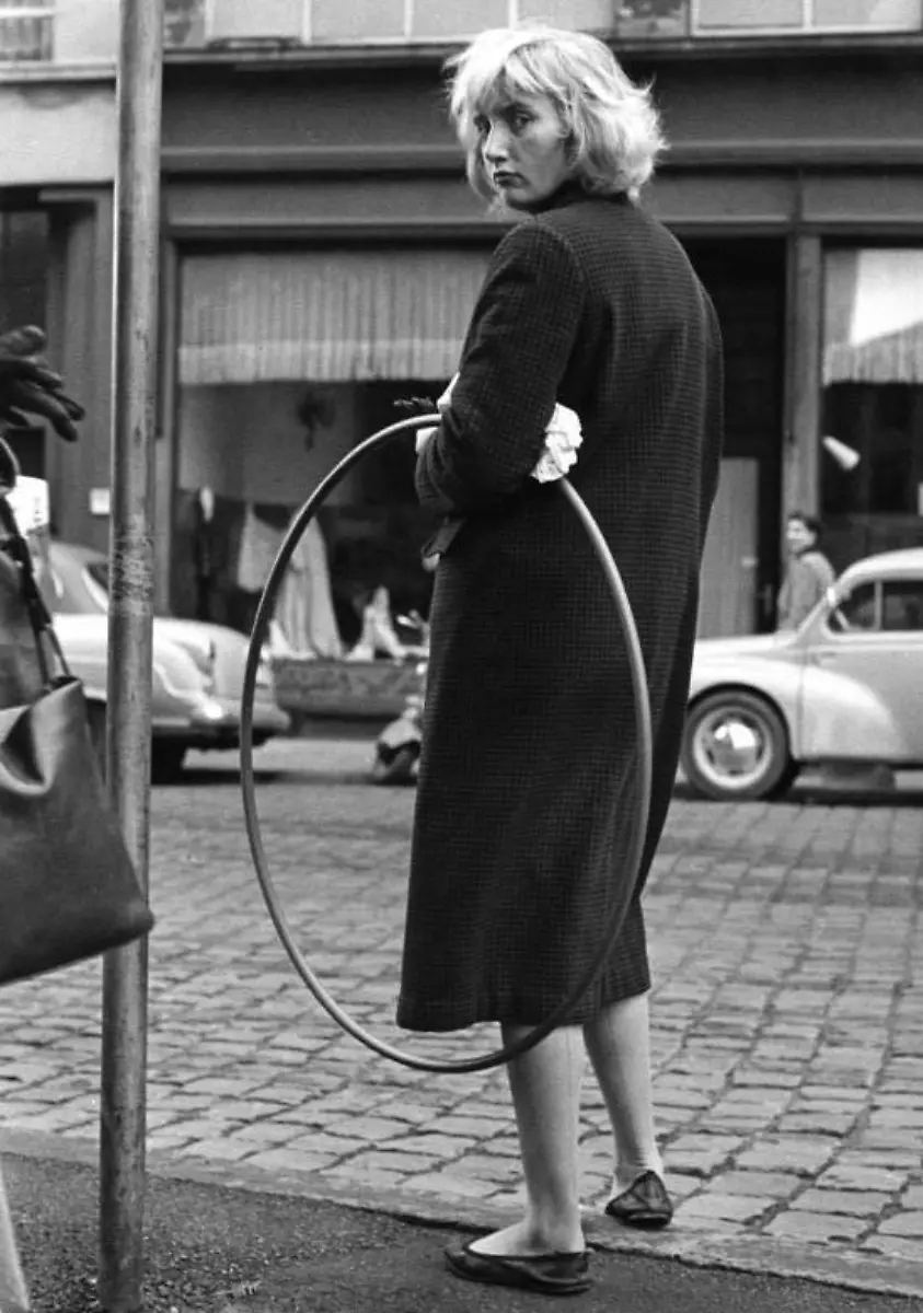 Bundesarchiv-B-145-Bild-F006150-0005-Maedchen-mit-Hula-Hupp-Reifen