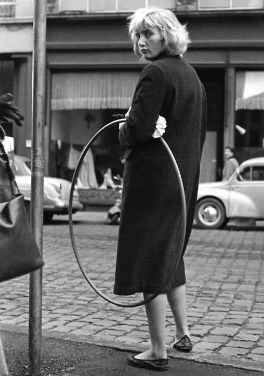 Bundesarchiv-B-145-Bild-F006150-0005-Maedchen-mit-Hula-Hupp-Reifen