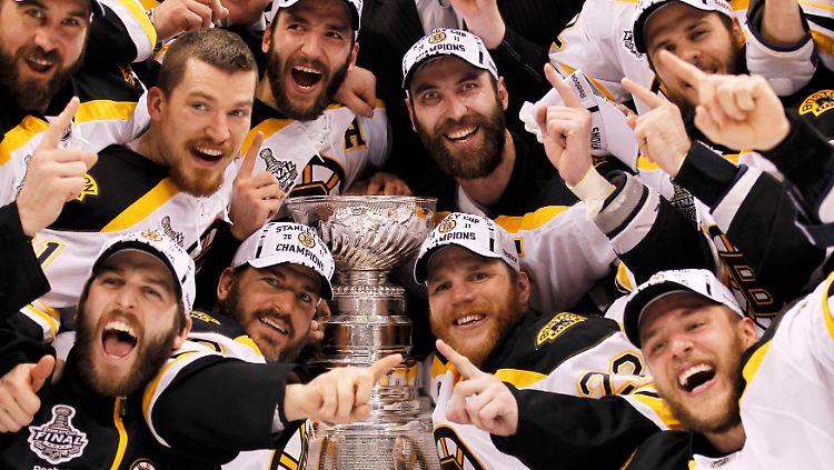 Diese Männer nehmen den Cup mit nach Boston.