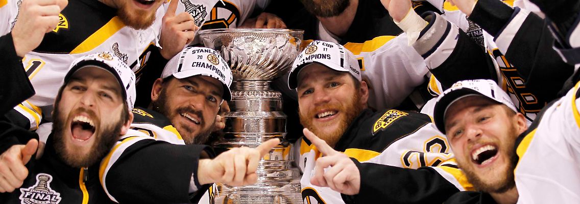 Diese Männer nehmen den Cup mit nach Boston.