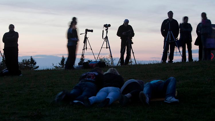Gedränge auf dem Großen Feldberg im Taunus nördlich von Frankfurt am Main.