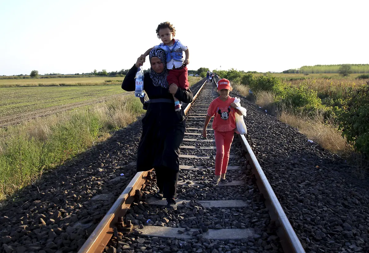 2015-08-26T184312Z-543759879-GF10000183549-RTRMADP-3-EUROPE-MIGRANTS-HUNGARY-JPG2597566165683108420