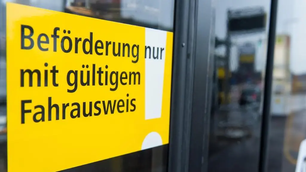 Wer-keinen-gueltigen-Fahrausweis-vorweisen-kann-ist-manchmal-auch-unfreiwillig-zum-Schwarzfahrer-geworden-Streikt-etwa-der-Automat-muss-der-Fahrgast-das-nachweisen