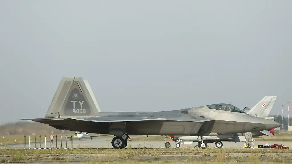 2015-08-31T112411Z-626893070-GF10000187949-RTRMADP-3-USA-AIRFORCE-F22-POLAND-JPG4192241672248583592