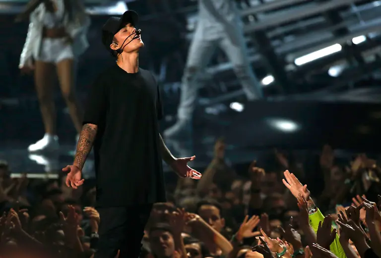 2015-08-31T023126Z-1140577213-TB3EB8V0703B8-RTRMADP-3-MUSIC-MTV-VMA-JPG2445585848513471362