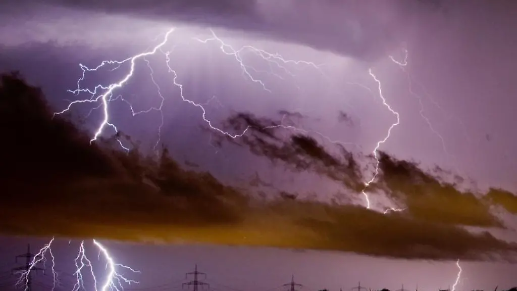 Jaehrlich-schlagen-Hunderttausende-Blitze-in-Deutschland-ein-Hausbesitzer-koennen-sich-mit-Blitzableitern-vor-Schaeden-schuetzen-Bewaehrt-hat-sich-etwa-die-Stange-auf-dem-Dach