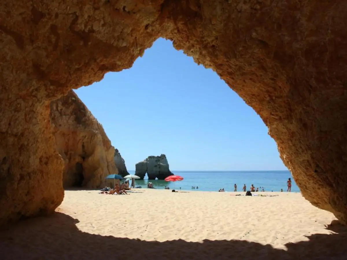 Strand-fuer-Surfer-Die-Wellen-am-Praia-do-Amado-sind-sehr-abwechslungsreich-hier-koennen-sich-Laien-und-Koenner-auf-den-Brettern-versuchen