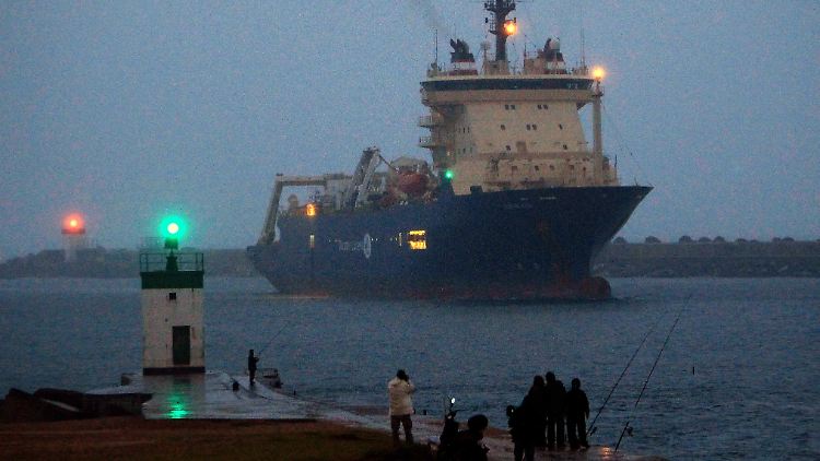 Ankunft im Morgengrauen: Die "Ile de Sein"  im Hafen von Bayonne.