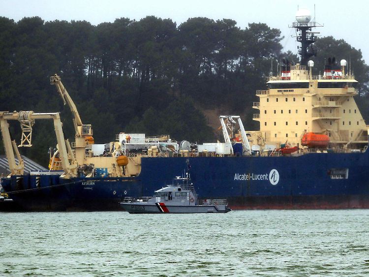 Flugzeugteile und sterbliche Überreste an Bord: Das Schiff, eigentlich ein Kabelleger, verfügt über schweres Gerät und ausreichend Platz.