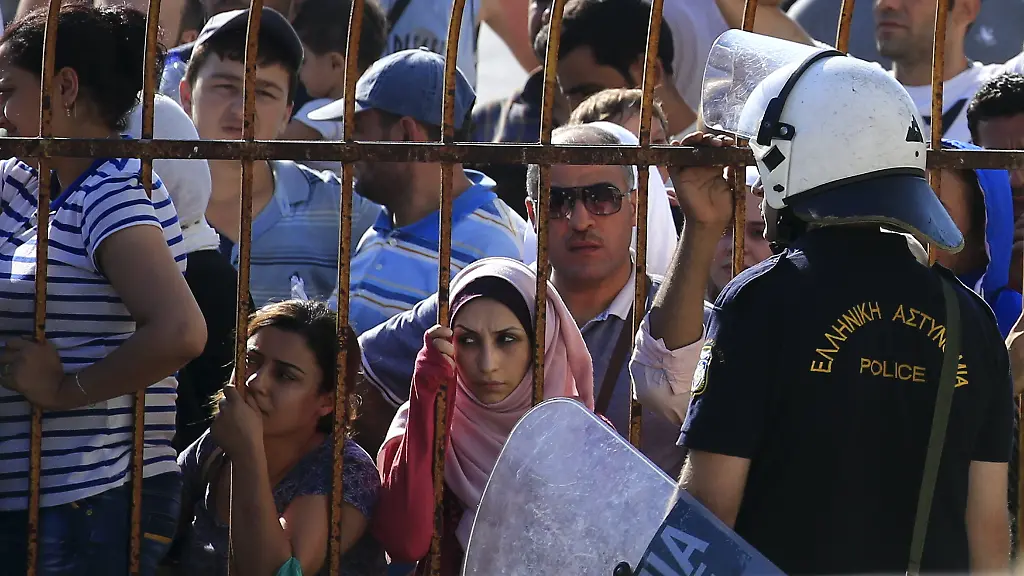 2015-08-12T094847Z-1444558916-GF10000171542-RTRMADP-3-EUROPE-MIGRANTS-GREECE-JPG6925405608025563647