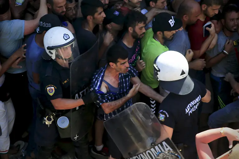 2015-08-12T141635Z-836642666-GF10000171769-RTRMADP-3-EUROPE-MIGRANTS-GREECE-JPG3615747254739951451