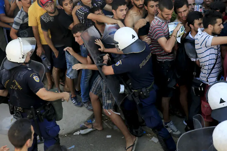 2015-08-12T132547Z-384063113-GF10000171674-RTRMADP-3-EUROPE-MIGRANTS-GREECE-JPG580948232650014310