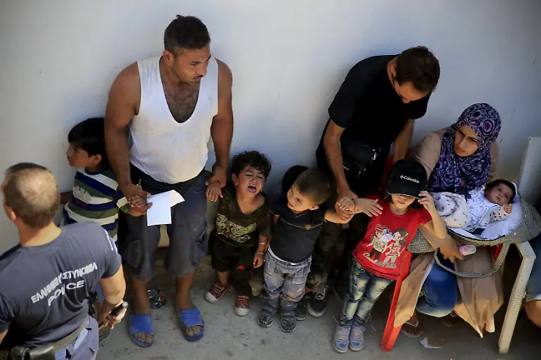 2015-08-12T133147Z-1869070748-GF10000171707-RTRMADP-3-EUROPE-MIGRANTS-GREECE-JPG3871981239225544208