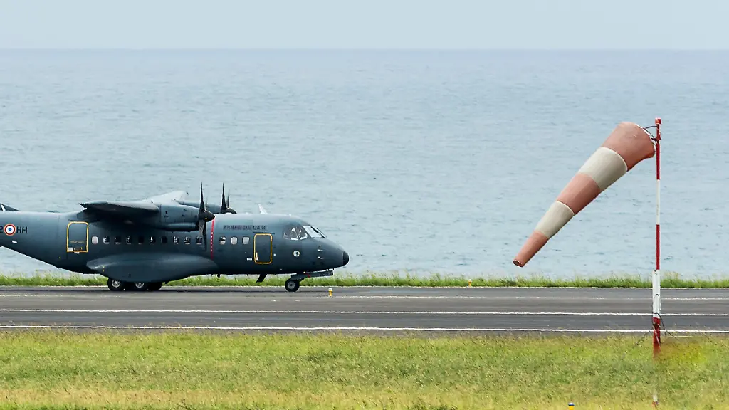 2015-08-07T105151Z-1553960086-LR2EB870U640D-RTRMADP-3-MALAYSIA-AIRLINES-CRASH-JPG2557746125472473388