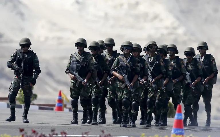 2015-08-06T165303Z-543218705-GF20000015694-RTRMADP-3-EGYPT-SUEZCANAL-JPG4179084028915634452