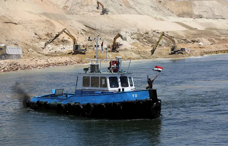 2015-08-05T154300Z-679746696-GF20000014281-RTRMADP-3-EGYPT-SUEZCANAL-JPG4839253367778740511