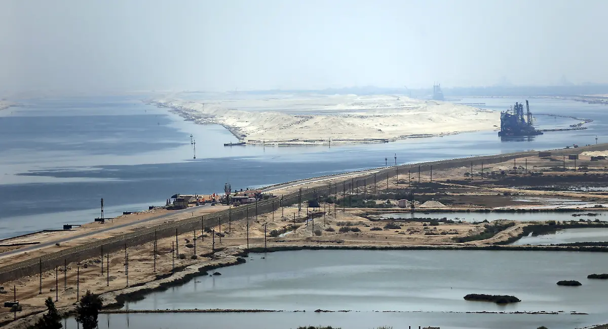2015-08-06T112219Z-1689806706-GF20000015311-RTRMADP-3-EGYPT-SUEZCANAL-JPG7018915524803848761