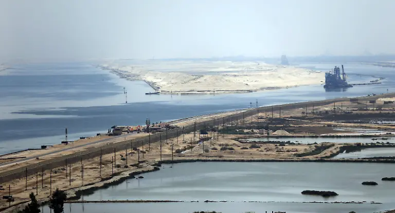2015-08-06T112219Z-1689806706-GF20000015311-RTRMADP-3-EGYPT-SUEZCANAL-JPG7018915524803848761