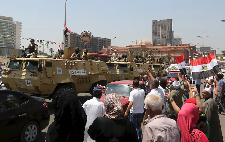 2015-08-06T130320Z-910971866-GF20000015451-RTRMADP-3-EGYPT-SUEZCANAL-JPG6297257043638608130