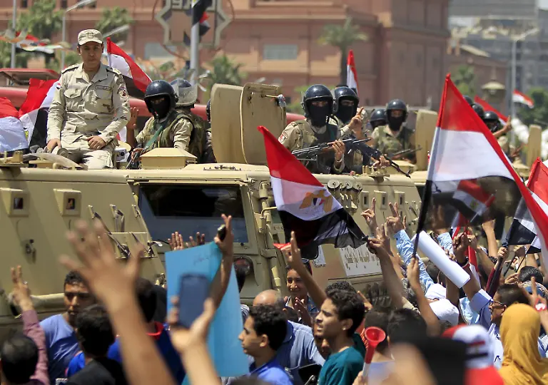 2015-08-06T130320Z-775547763-GF20000015452-RTRMADP-3-EGYPT-SUEZCANAL-JPG5357089324865923367