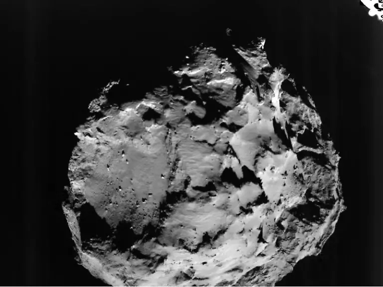 Tschuri-ueberrascht-Astronomen-Der-Komet-enthaelt-organische-Molekuele-und-eine-Oberflaeche-die-stellenweise-weich-wie-Neuschnee-andernorts-extrem-hart-ist