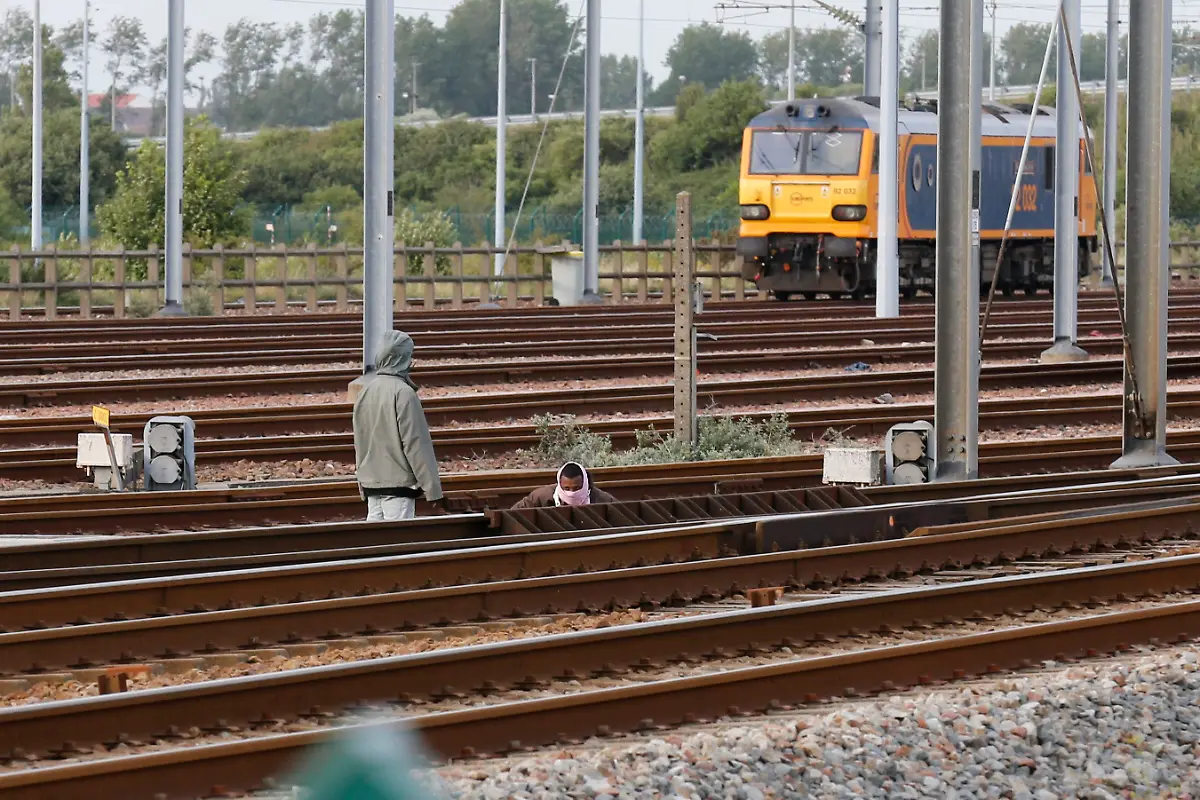 2015-07-29T193930Z-1687469843-PM1EB7T1O2K01-RTRMADP-3-EUROPE-MIGRANTS-CALAIS-JPG5332235465566436426