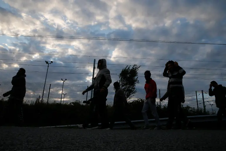 2015-07-29T190803Z-802930203-PM1EB7T1MKE01-RTRMADP-3-EUROPE-MIGRANTS-CALAIS-JPG6957675575037101937