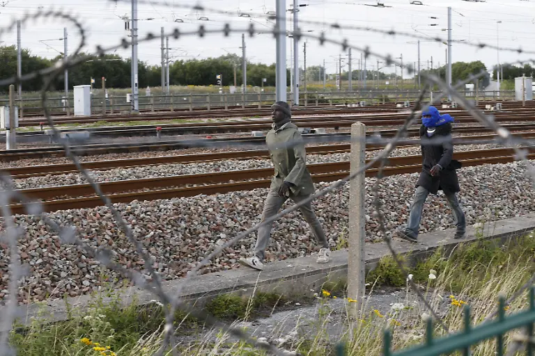 2015-07-29T224325Z-120624200-GF20000008286-RTRMADP-3-EUROPE-MIGRANTS-CALAIS-JPG988440419161184392