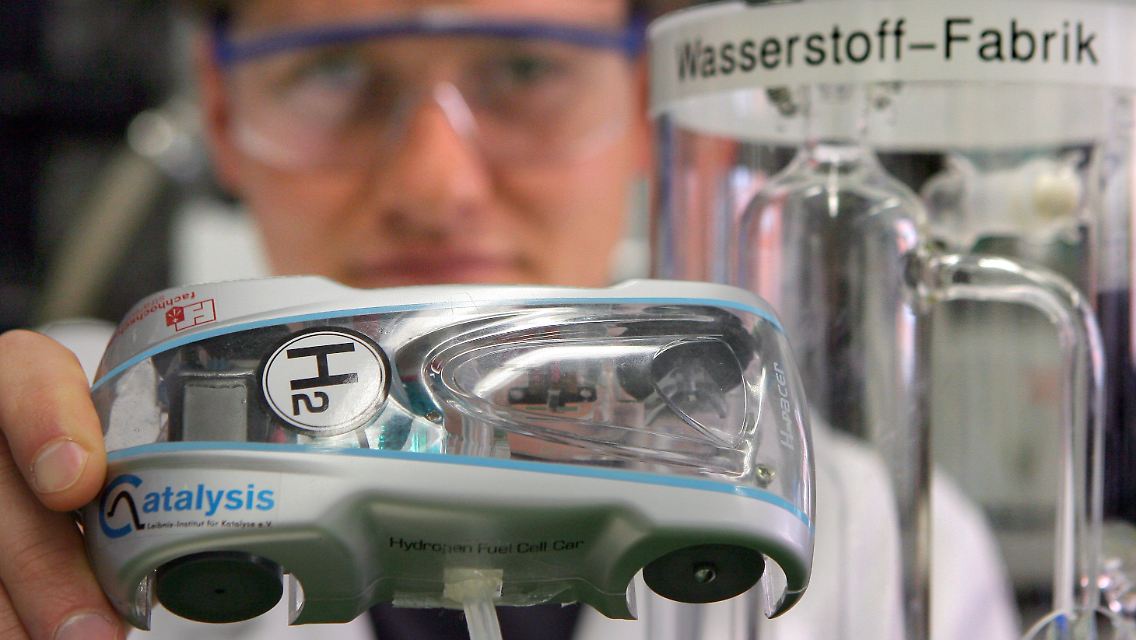 Noch weiß niemand genau, wie das Auto der Zukunft fährt. Während alle vom Elektro-Auto reden, wird auch an der Entwicklung von Wasserstoffautos gearbeitet.