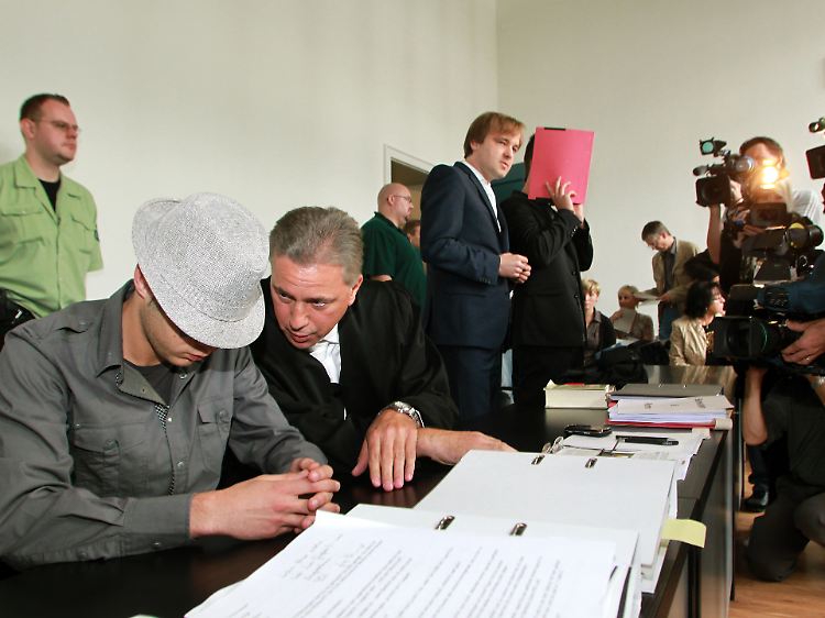 Die Angeklagten Christian M. (23) und Denniz A. (18, Mitte rechts, Gesicht hinter einer Akte).