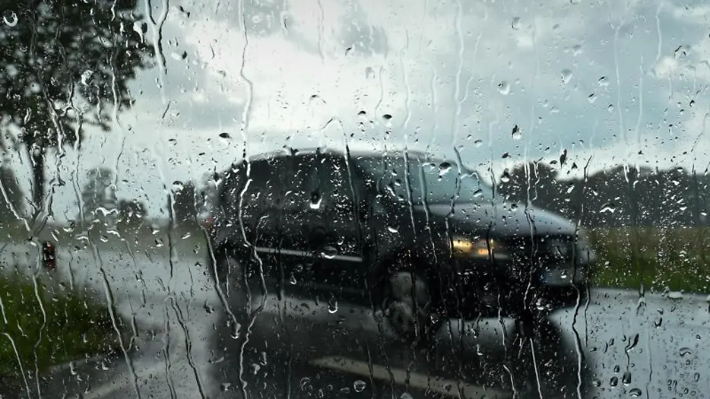 Fuss-vom-Gas-Starker-Regen-kann-die-Sicht-stark-beeintraechtigen-Daher-empfiehlt-sich-eine-stark-verlangsamte-Fahrweise